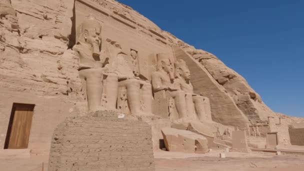 Titta Upp Enorma Skulpterade Statyer Faraoner Abu Simbel — Stockvideo