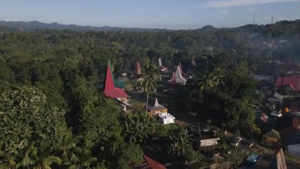 印度尼西亚松巴岛上一个传统的苏门答腊岛度假胜地的纵向建筑 空降飞行员中枪 — 图库视频影像