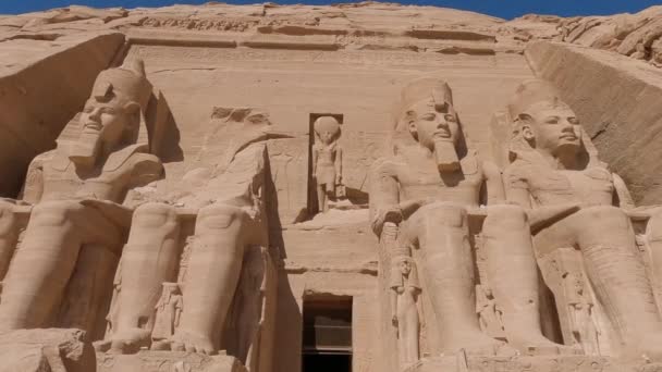 Eingang Von Abu Simbel Flankiert Von Vier Kolossalen Statuen Die — Stockvideo