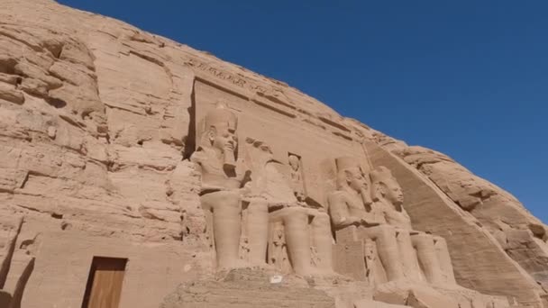 Estátuas Esculpidas Faraós Nas Falésias Abu Simbel Amon Horakhty Ptah — Vídeo de Stock