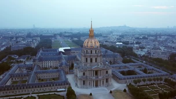 Luftfahrt Durch Die Stadt Paris Mit Zwei Ikonischen Reisezielen Frankreichs — Stockvideo