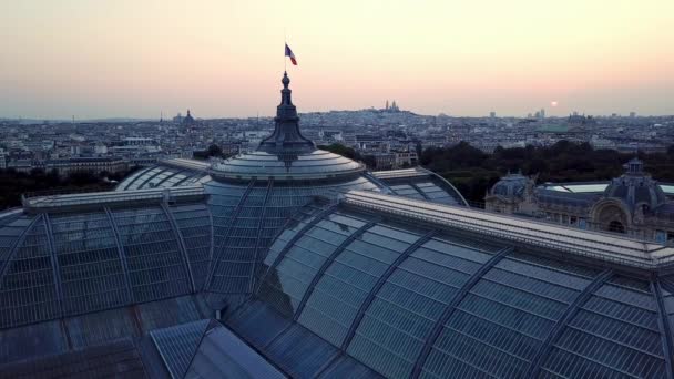 日出时在巴黎大宫顶上飘扬的法国国旗的空中全景 以巴黎和蒙特马尔特为特色 — 图库视频影像