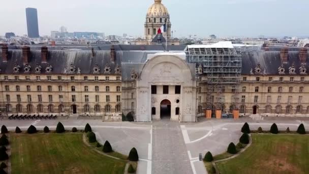 Panorama Luftaufnahme Von Les Invalides Mit Goldglänzender Kuppel Mit Weitem — Stockvideo