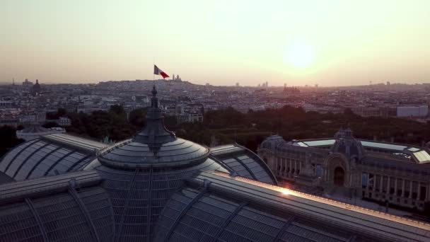 大パレ シャンゼリゼ 大宮殿 1900年 からの空中の景色 フランスの歴史的なサイト 展示ホール 博物館複合体 水平線でのモンマルトルの黄金の日の出のさわやかな景色 — ストック動画