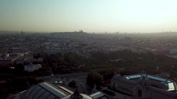 観光名所の空中ツアー日の出のパリ市グランド パレとプティ パレのガラスの屋根の上に美しい反射太陽のフレア — ストック動画
