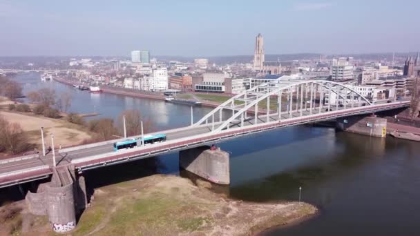 Trolley Bus Jezdí Přes Rýnský Most Arnhemu Gelderland Nizozemsko Aerial — Stock video