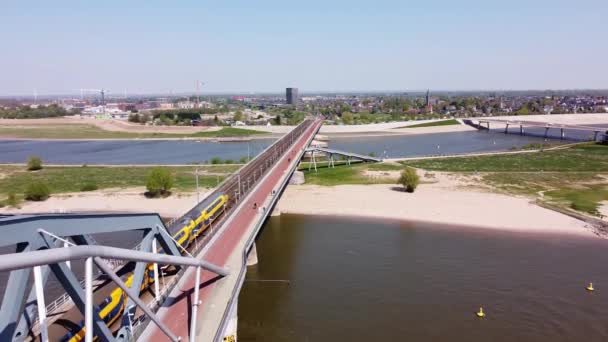 Vlak Projíždí Přes Most Řeku Waal Nijmegenu Gelderland Nizozemsko Letecký — Stock video