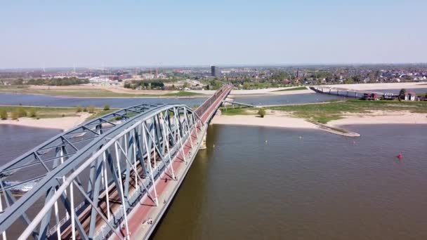 Трейн Пересекает Мост Реку Ваал Неймегене Нидерланды Воздушный — стоковое видео