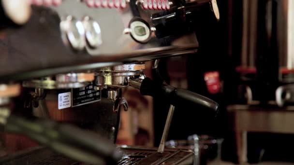 カフェショップでエスプレッソマシン用のポートフィルター付きコーヒーを用意しているバリスタ スローモーションで撮影4K — ストック動画