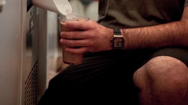 Barista Készíti Készíti Jeges Kávét Helyi Kávézóban Jeget Öntök Pohárba — Stock videók