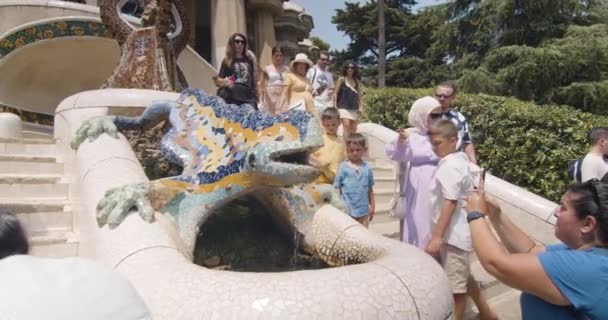 パーク グエル バルセロナのゴードの多色モザイク サラマンダー 写真を撮る観光客 — ストック動画