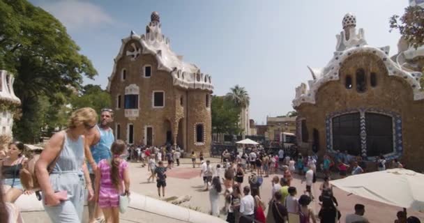 Massor Turister Vid Ingången Till Parc Gell Barcelona Sommardagar Barcelona — Stockvideo