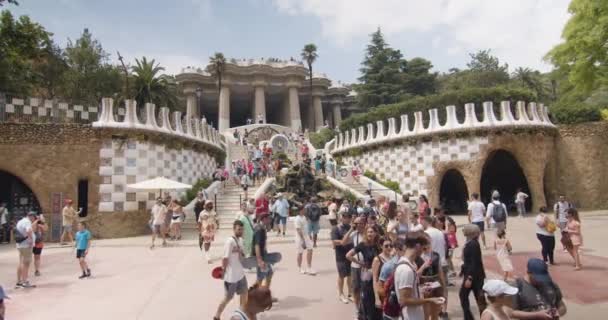 Entrada Del Parque Güell Barcelona Turistas Caminando Por Parque Días — Vídeo de stock
