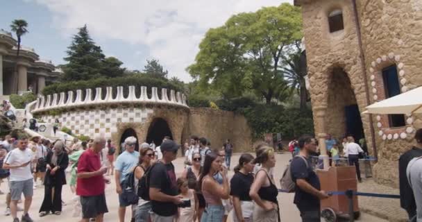 旅行で撃たれた スペイン バルセロナのパルク ゲルを歩く人々 公園の入口からの眺め — ストック動画