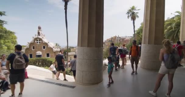 パーク グール ヒッスティラからポーターのロッジ パビリオンまで バルセロナの夏の日 — ストック動画