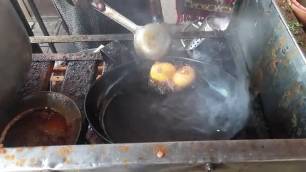 Yumurtalı Köri Soğan Domates Sosunda Pişirilmiş Haşlanmış Yumurtalarla Yapılan Popüler — Stok video
