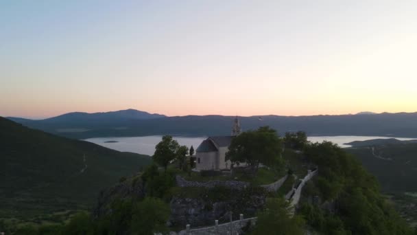 Chiesa Collinare Contro Lago Montagne Bellissimo Paesaggio Tramonto Vista Aerea — Video Stock