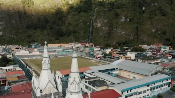 Dron Aéreo Girando Sobre Torres Gemelas Una Antigua Iglesia Histórica — Vídeo de stock