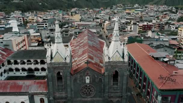 Letecký Bezpilotní Letoun Pozpátku Střílel Nad Starým Historickým Kostelem Banosu — Stock video