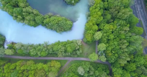 沿着湖边郁郁葱葱的森林的道路 德国波恩 场景空中俯瞰 — 图库视频影像