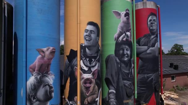Revelación Ascendente Aérea Imagen Decoración Graffiti Familia Agricultores Con Animales — Vídeo de stock