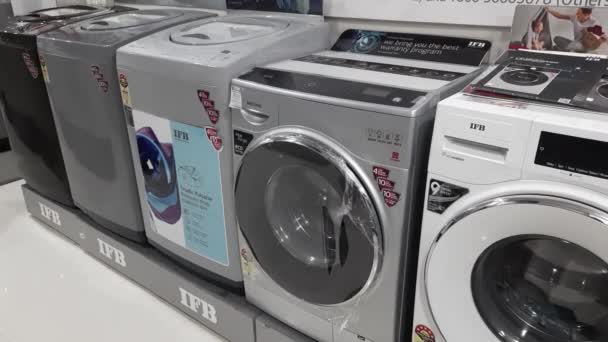 Perakende Mağazasındaki Çamaşır Makineleri Buzdolabı Diğer Aletleri Veya Ekipmanlar — Stok video
