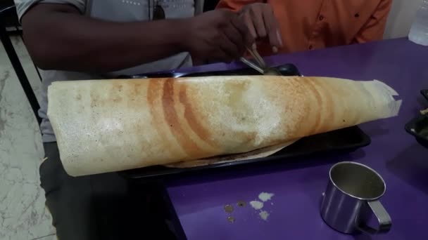 Хрустящее Южноиндийское Блюдо Масала Доса Самбаром Чатни Подается Индийском Ресторане — стоковое видео