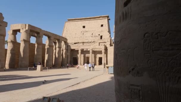 Drie Mannen Lopen Binnenplaats Bij Luxor Temple Langzame Pan Links — Stockvideo