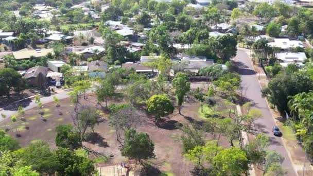 Детская Площадка Aerial Drone Жилом Пригороде Зелеными Деревьями Большой Просторный — стоковое видео