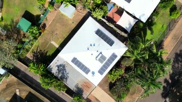 住宅郊区的空中无人机豪华房 庭院和热带棕榈树林立 热带绿树和花园 太阳能装置 绿色花园棚屋 头顶鸟瞰房屋屋顶 — 图库视频影像