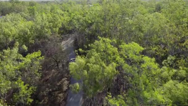 Drone Aerea Residenziale Che Vive Nell Entroterra Seguito Auto Lungo — Video Stock
