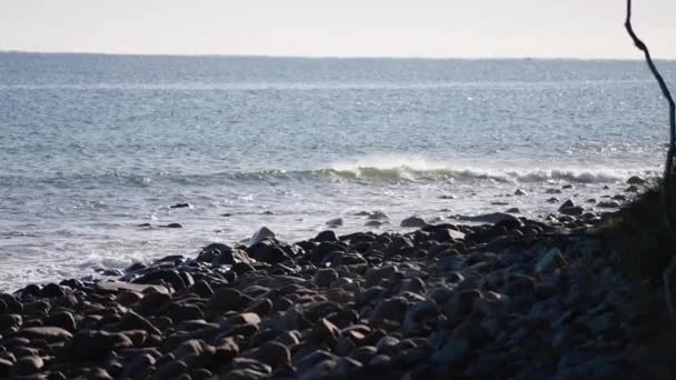 Ocean Waves Rozbija Się Rocky Beach Shoreline Slow Motion — Wideo stockowe