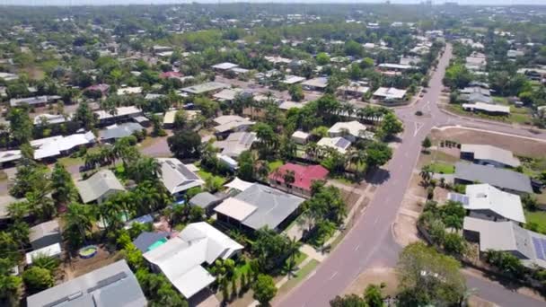 Aerial Drone Luxuous Property Residential Bairro Subúrbio Com Quintal Vegetação — Vídeo de Stock