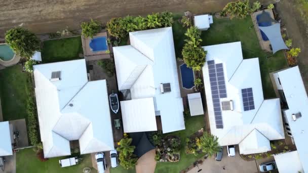 Aerial Drone Proprietate Lux Cartier Rezidențial Suburb Curte Mare Verdeață — Videoclip de stoc
