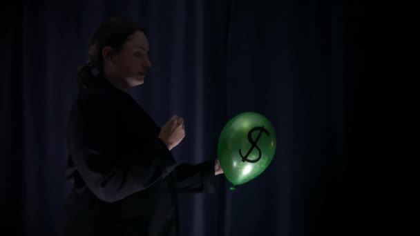 具有象征意义的经济危机概念 女性持有带有美元符号的气球在慢动作中爆炸 — 图库视频影像