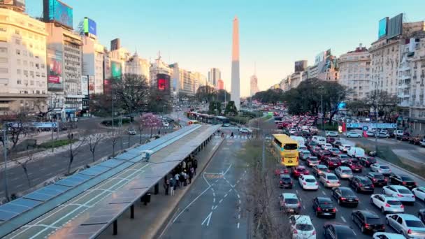 拍摄中的电影空中娃娃沿着朱利奥大街9号飞往奥贝利斯科历史纪念馆 这是布宜诺斯艾利斯市中心城市广场的标志 在繁忙的交通高峰时段拍摄 — 图库视频影像