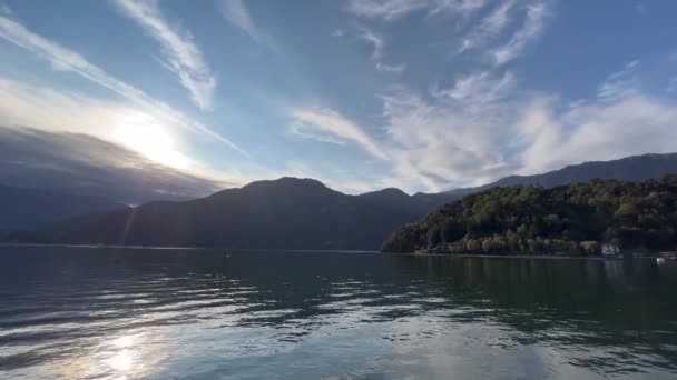 Потрясающий Вид Озеро Холмы Отражаются Кристально Чистой Горной Воде Свежая — стоковое видео
