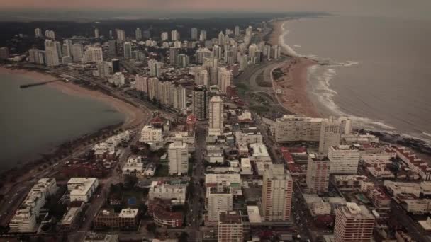 Динамичный Аэроснимок Панорамного Вида Пляж Города Пунта Дель Эста Уругвае — стоковое видео