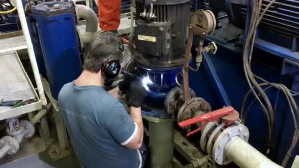 在有保护的船舶阀门上工作的男性修理工 — 图库视频影像