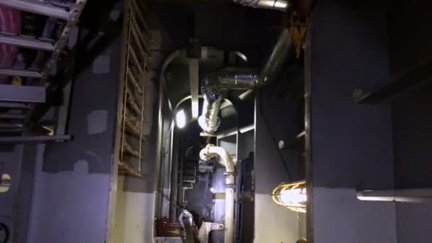 Pov Técnico Apontando Lanterna Uma Sala Máquinas Escura Navio — Vídeo de Stock