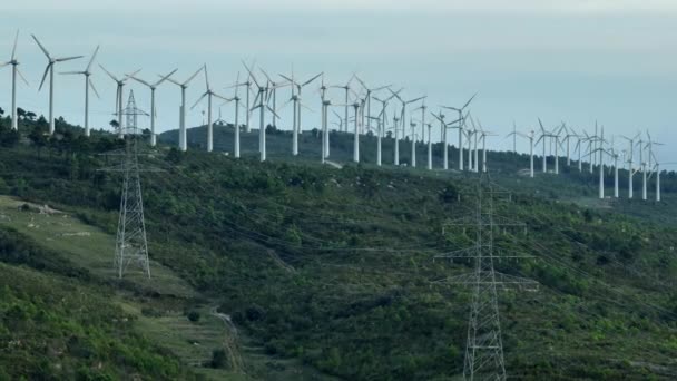 Strommasten Und Nachhaltige Windräder Drehen Sich Grünen Hang — Stockvideo