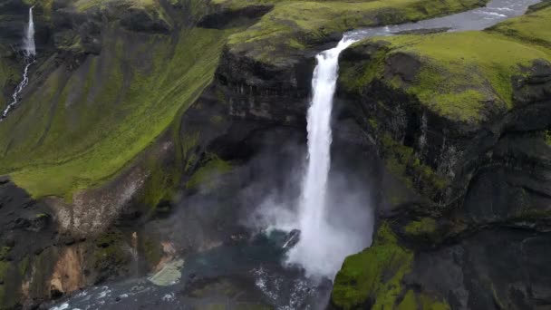 Statické Letecké Záběry Neuvěřitelného Vodopádu Haifoss Horské Rokli Fossrdalur Islandu — Stock video