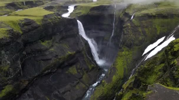 Wielki Wodospad Haifoss Ukryty Górskim Wąwozie Fossrdalur Islandii — Wideo stockowe