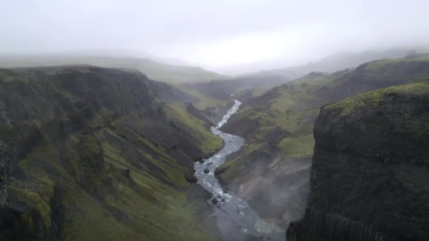 Pchnięcie Powietrza Rzeki Górskim Wąwozie Islandii Pochmurny Mglisty Dzień — Wideo stockowe