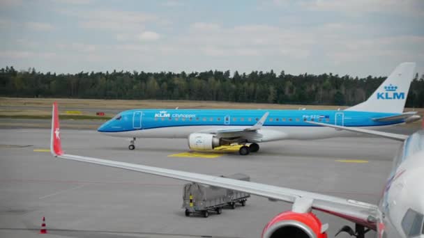 Літак Klm City Hopper Перетинає Злітно Посадкову Смугу Нюрнберзькому Аеропорту — стокове відео