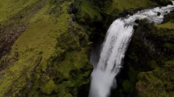 Большой Водопад Спрятанный Середине Гор Недалеко Скогафосса Исландии Воздушное Вращение — стоковое видео