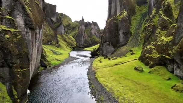 Tiefflug Über Den Fluss Der Schlucht Von Fjadrargljufur Island — Stockvideo