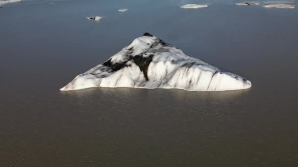 Aerial Circling Shot Broken Ice Piece Glacier Iceland — Vídeos de Stock