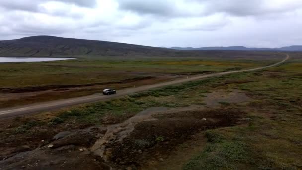 Captura Aérea Seguimiento Coche Una Carretera Grava Montaña Solitaria Islandia — Vídeos de Stock
