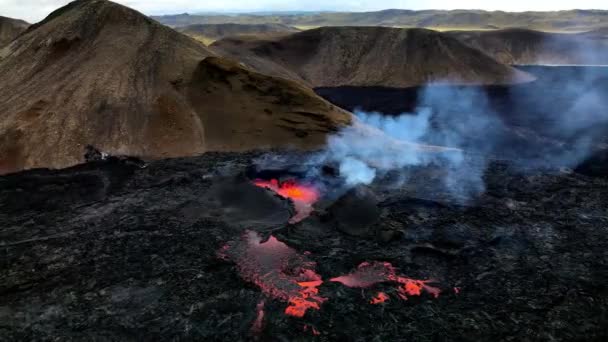 Sluiten Cirkelvormige Luchtopname Van Hete Lava Magma Die Uit Krater — Stockvideo